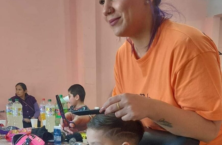 Exitosa jornada de corte de pelo solidario en la vecinal del Quirno Costa