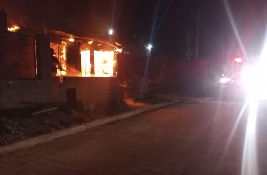 Una familia quedó con lo puesto tras un&hellip;