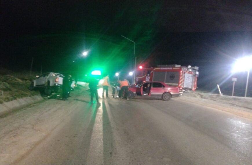 Choque frontal en el Camino Centenario: 4 heridos
