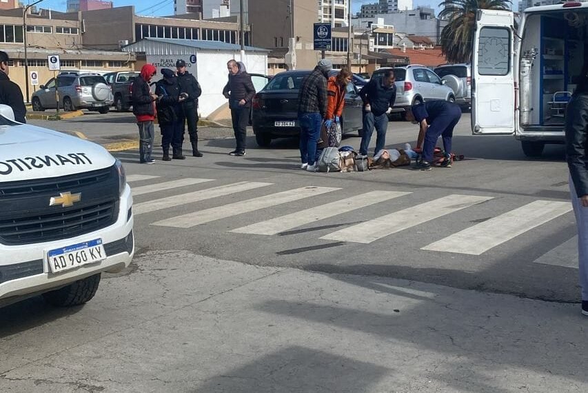 Una familia cruzaba por una calle céntrica y…