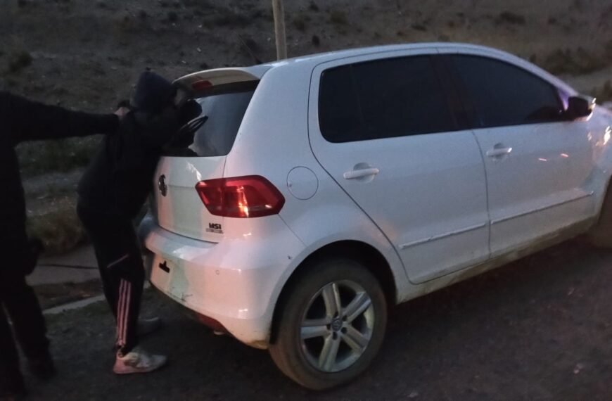 Robó un auto, chocó a un policía motorizado&hellip;
