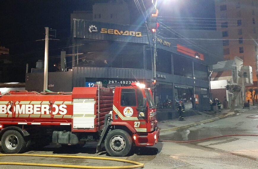 Se incendió una consesionaria de motos