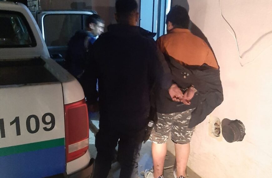 Dos detenidos por sustraer latas de atún