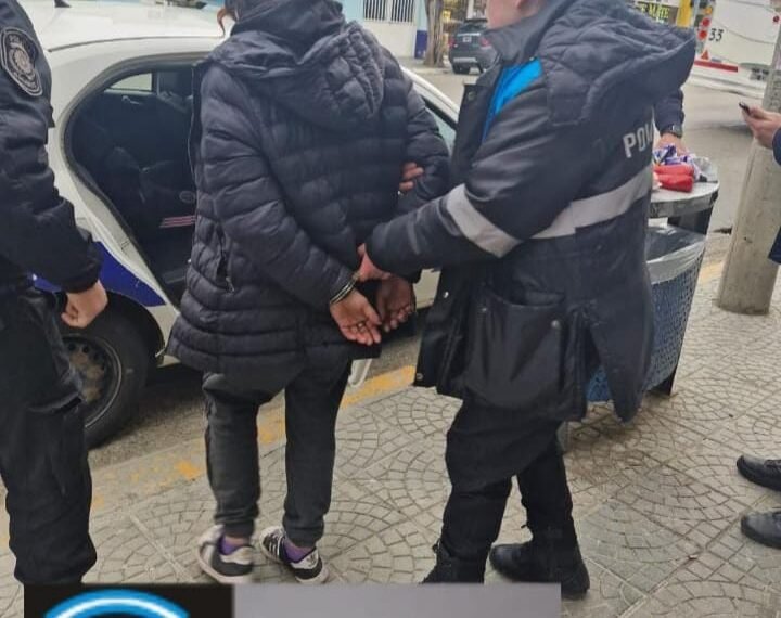 Detienen a una pareja por sustraer 10 pares&hellip;