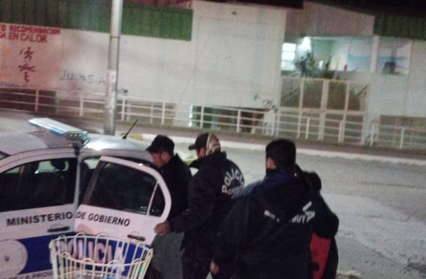 Detienen a dos sujetos cuando robaban cubiertas en&hellip;