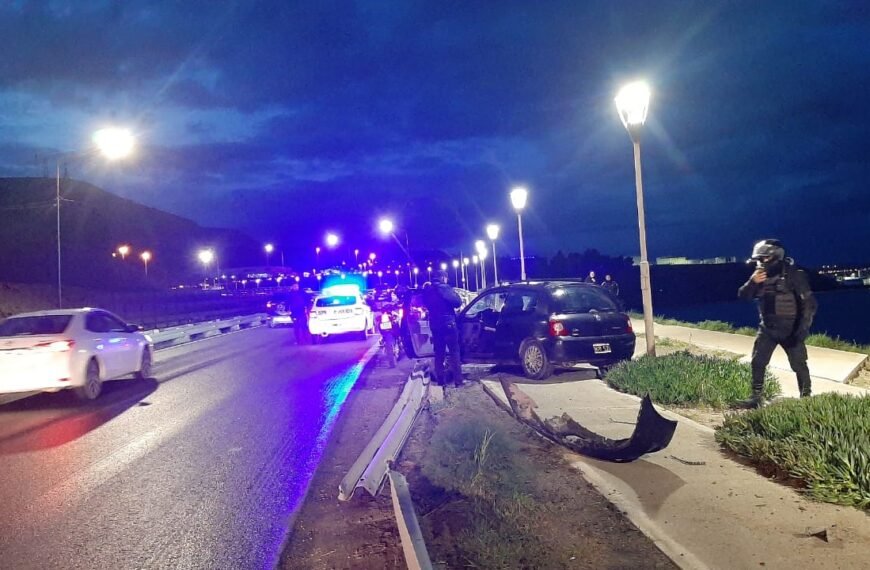 Despistó y casi termina en la costanera