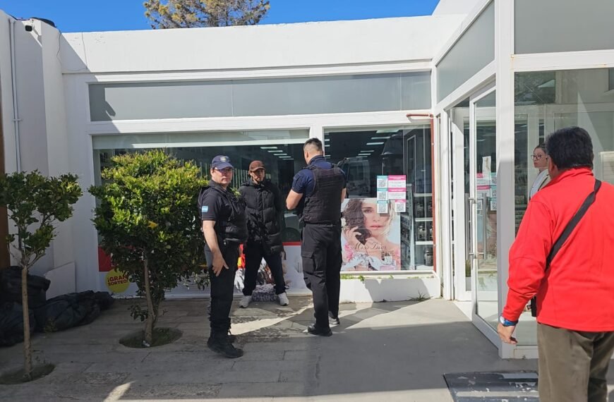 Escapaba con shampoo y acondicionador de una farmacia&hellip;