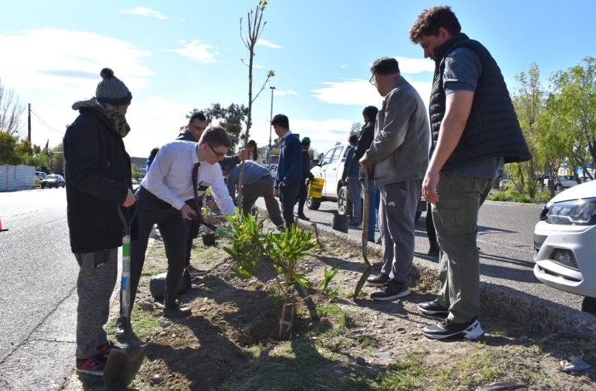 Una congregación plantó árboles y arbustos en Barrio&hellip;