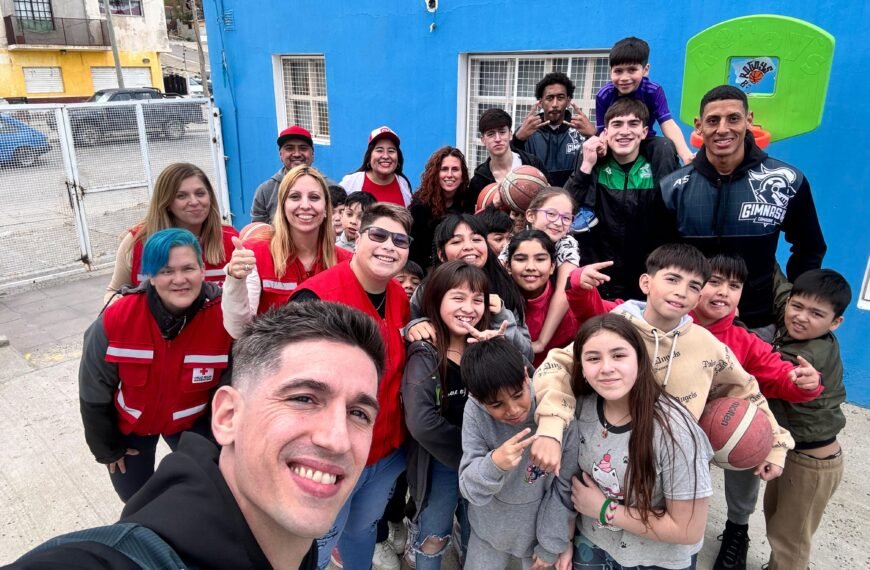Jugadores de Gimnasia presentes junto a la Cruz Roja en el Día de los Primeros Auxilios