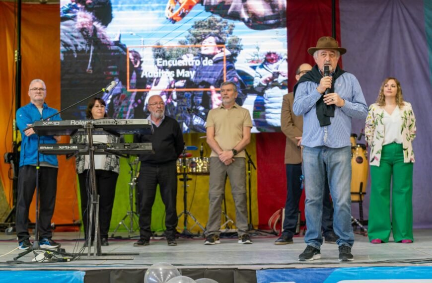 Othar con los adultos mayores: «Este festejo lo vamos a seguir haciendo todos los años, porque la vida hay que vivirla»