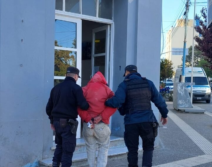 Borracho insultaba y buscaba pelear en la vía&hellip;