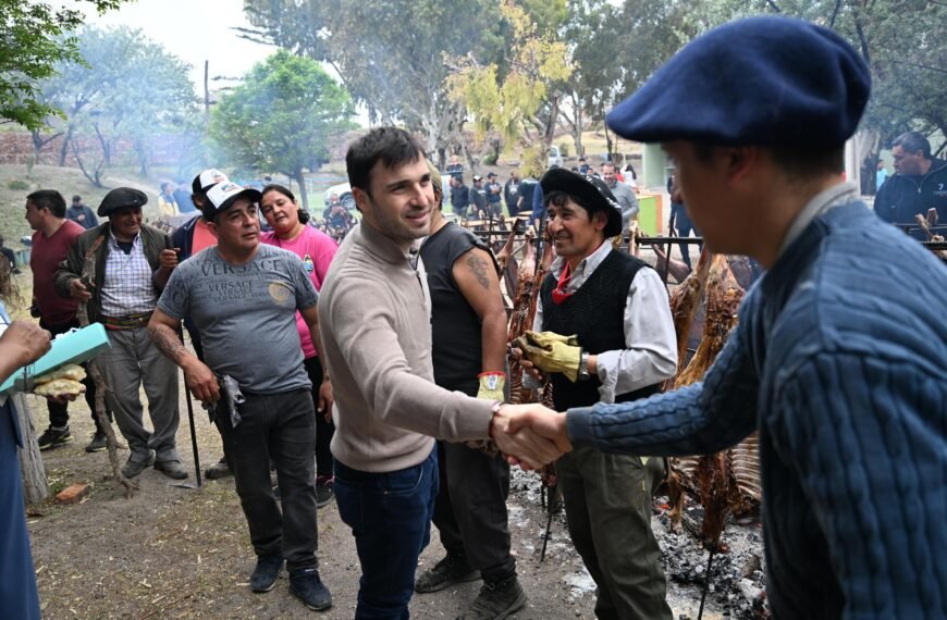 Torres acompañó el 124° aniversario de Camarones con la entrega de aportes, inauguraciones y firma de convenios para más infraestructura