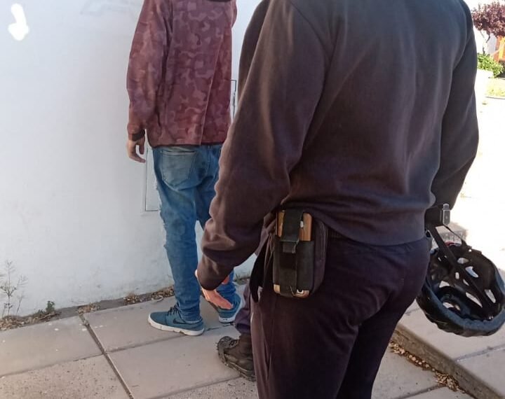 Policías en bicicleta detienen a un hombre que…