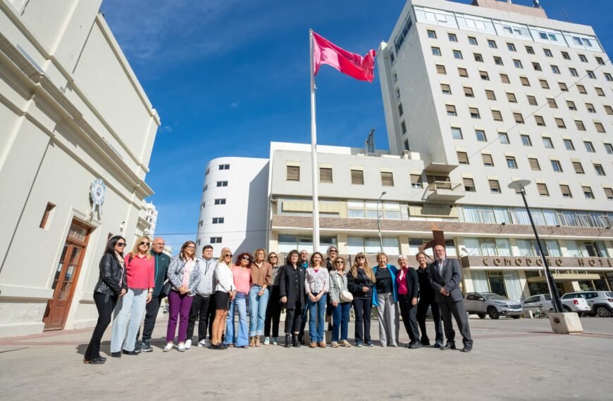 Izaron la Bandera Rosa en conmemoración al Día de la Lucha contra el Cáncer de Mama