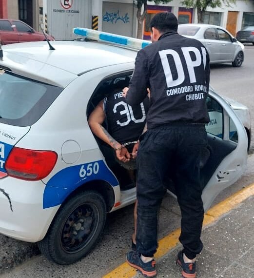 Detuvieron en Comodoro a delincuente que robó dólares,&hellip;