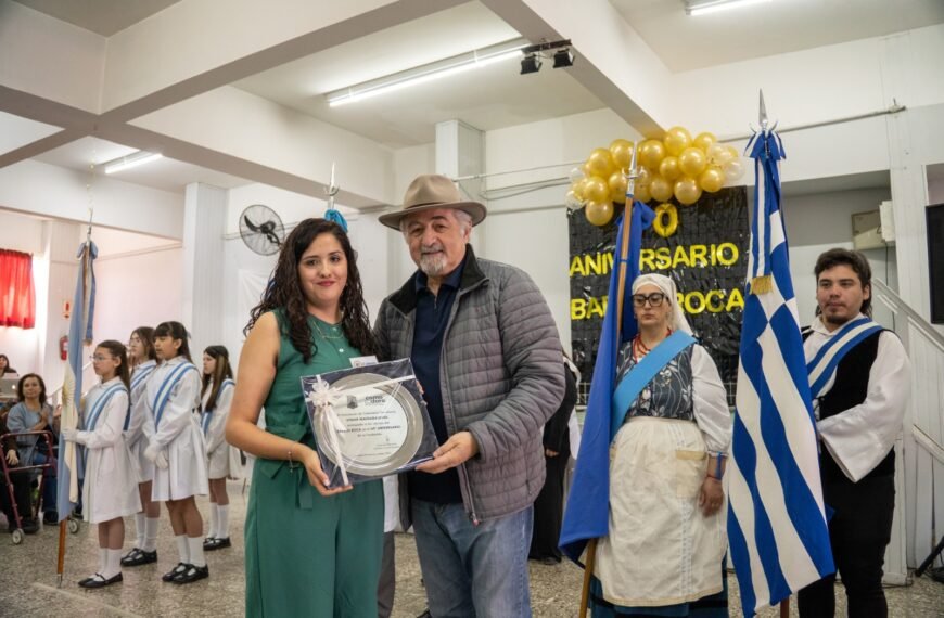 Othar acompañó el emotivo acto por el 60° aniversario de barrio Roca