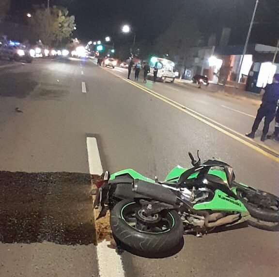 Chocó a un motociclista y escapó