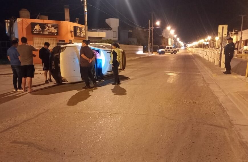 Manejaba alcoholizado chocó y volcó