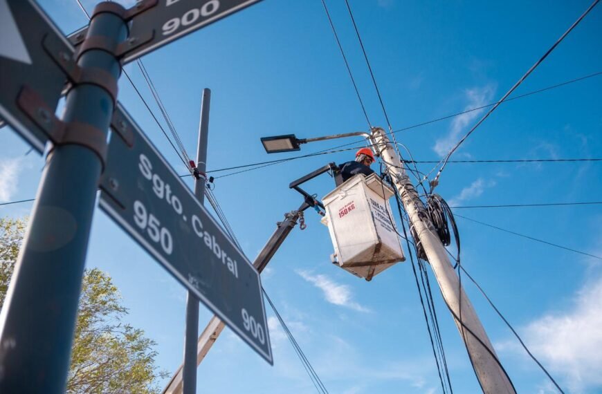 La SCPL impulsa la modernización del alumbrado público con tecnología LED en varios barrios de Comodoro