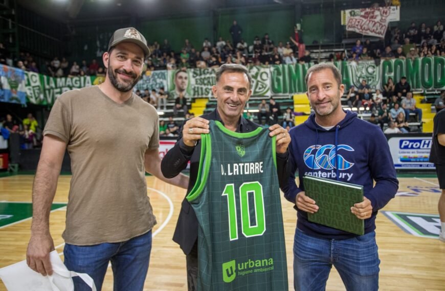 Diego Latorre fue homenajeado en Comodoro durante partido&hellip;
