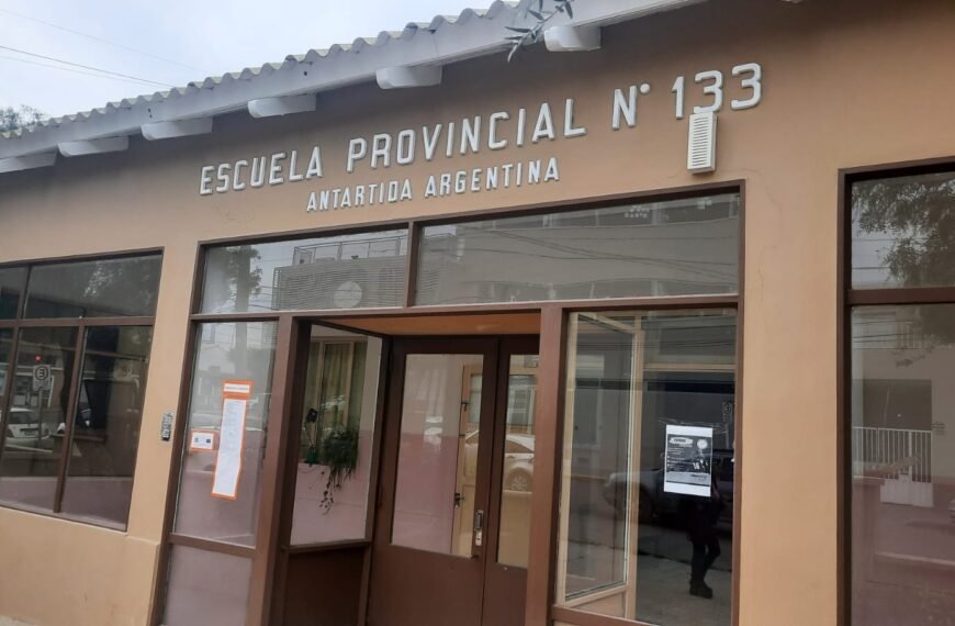 Un sujeto ingresó a robar a la escuela 133 y provocó importantes daños