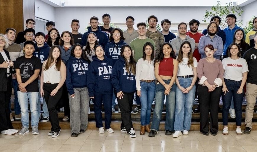 Más de 40 becarios de PAE presentan proyectos innovadores y reciben la visita del ministro de Educación