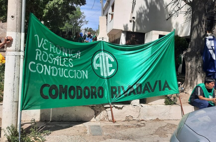El paro de auxiliares de la educación alcanzó el 70% de acatamiento