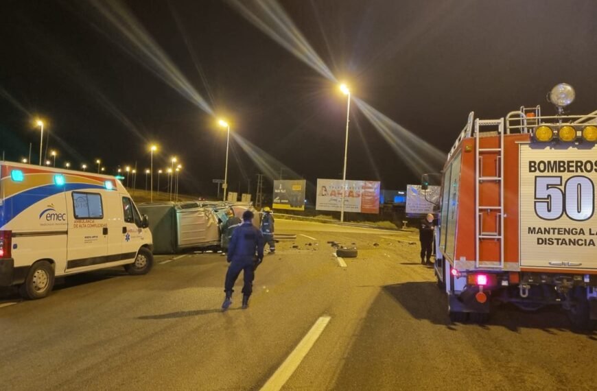 Volcó y dejó a su acompañante para ir&hellip;
