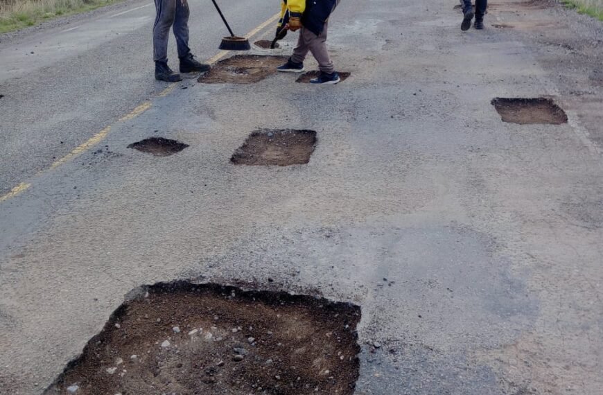 Realizan trabajos de bacheo en rutas de la cordillera