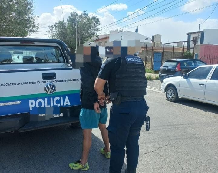 A pesar del viento, caminaba por el barrio&hellip;