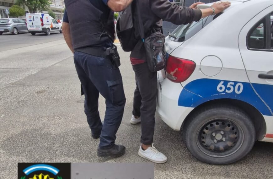 Agredió a personas y sustrajo un celular