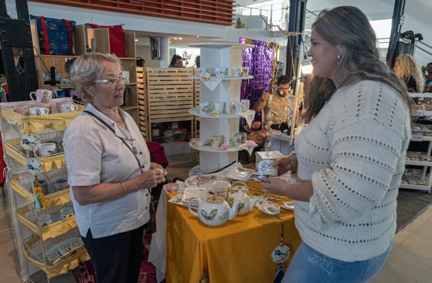 Feria de artesanos, diseñadores e intervención artística en el “Día de la Tradición”