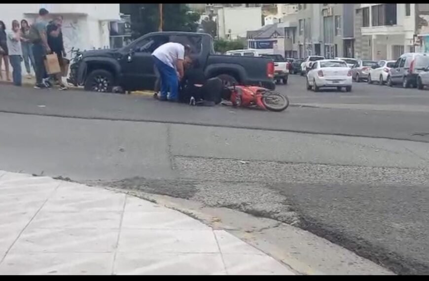 Un motociclista en grave estado tras choque en el centro