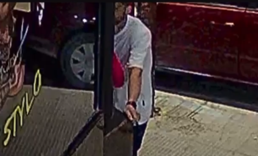 Agredió a una joven y rompió el ventanal de una barbería