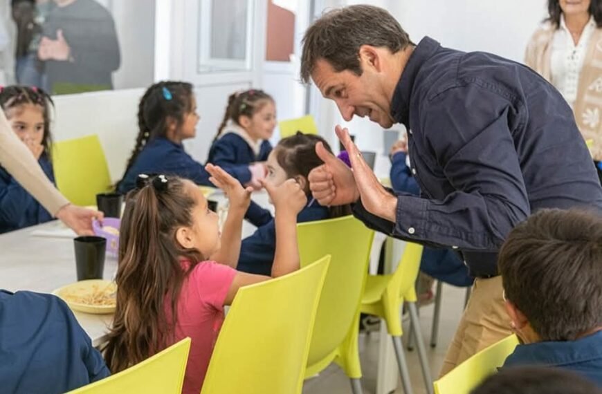 «Aunque algunos quieran tirarla abajo, la comunidad y yo vamos a sostener la Escuela Municipal Bilingüe»