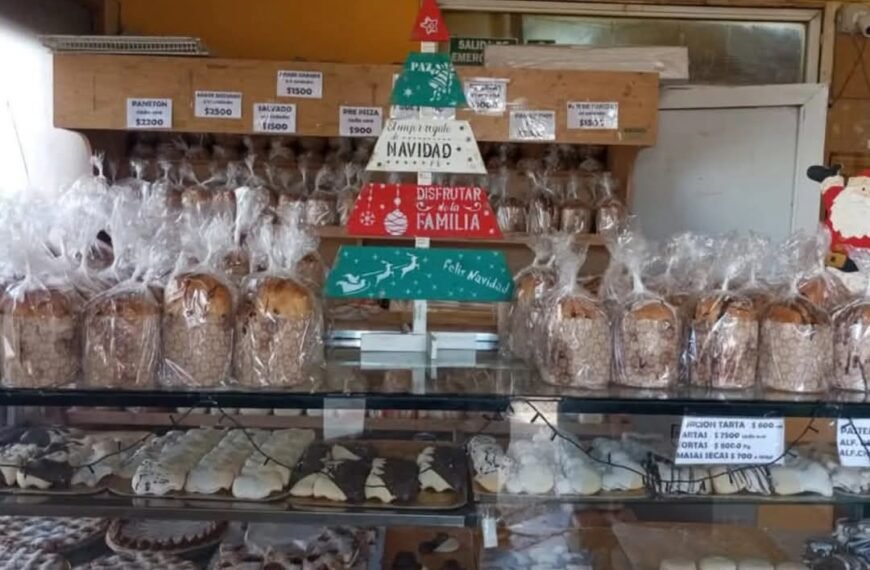 Una panificadora regala pan dulce para navidad