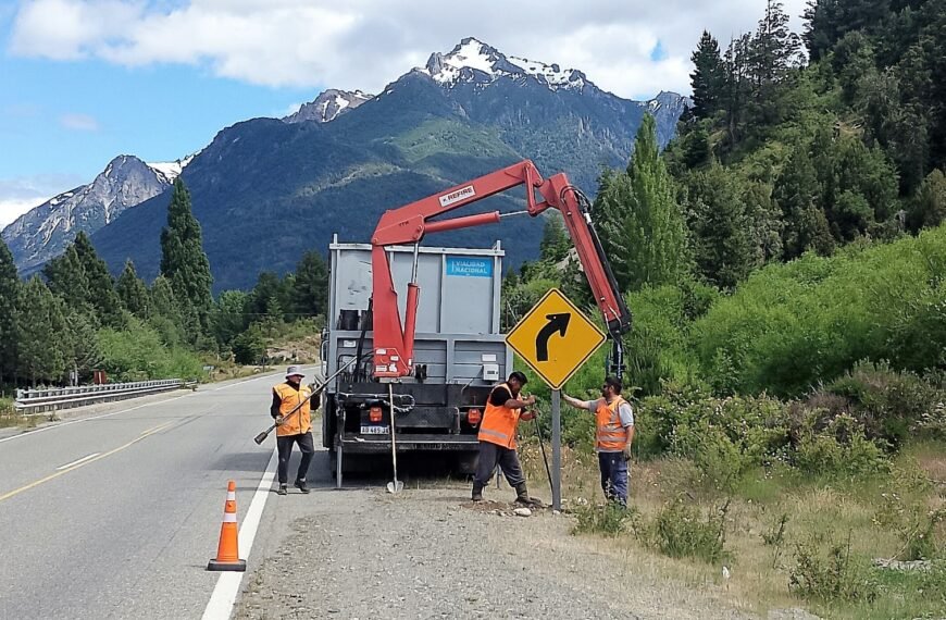 Continúan las tareas de señalamiento en el tramo de ruta 40 que une Tecka con El Bolsón