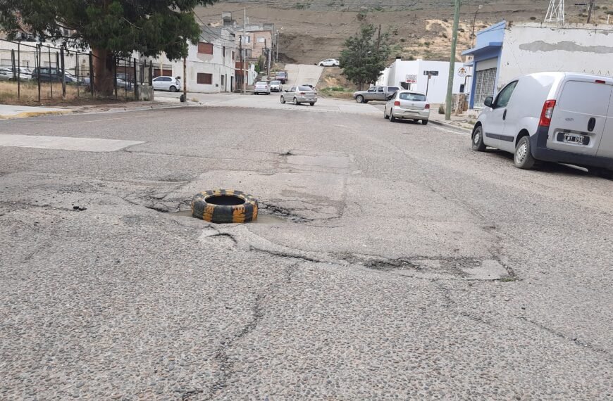 La rueda que todo lo «soluciona» en una calle comodorense