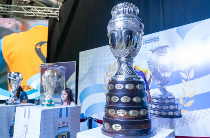 Cientos de comodorenses se fotografiaron y disfrutaron de la Copa del Mundo
