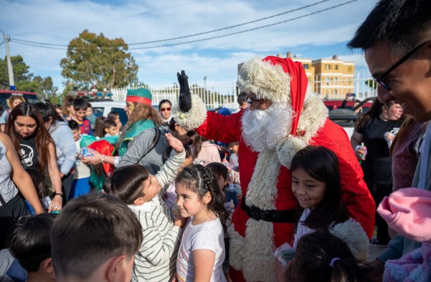 Más de un millar de niños disfrutaron de la presencia en los barrios de Papá Noel