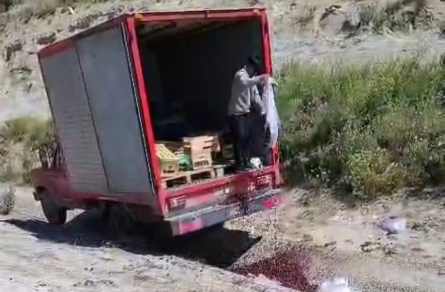 Arrojó toda la mercadería en la banquina para que no se la secuestren