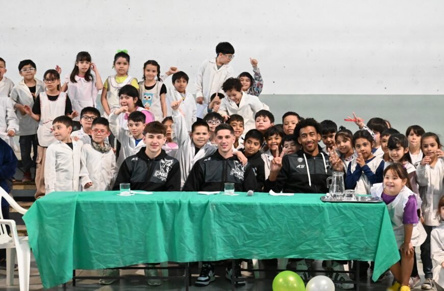 Los chicos de la escuela 133 recibieron la visita del plantel de Gimnasia
