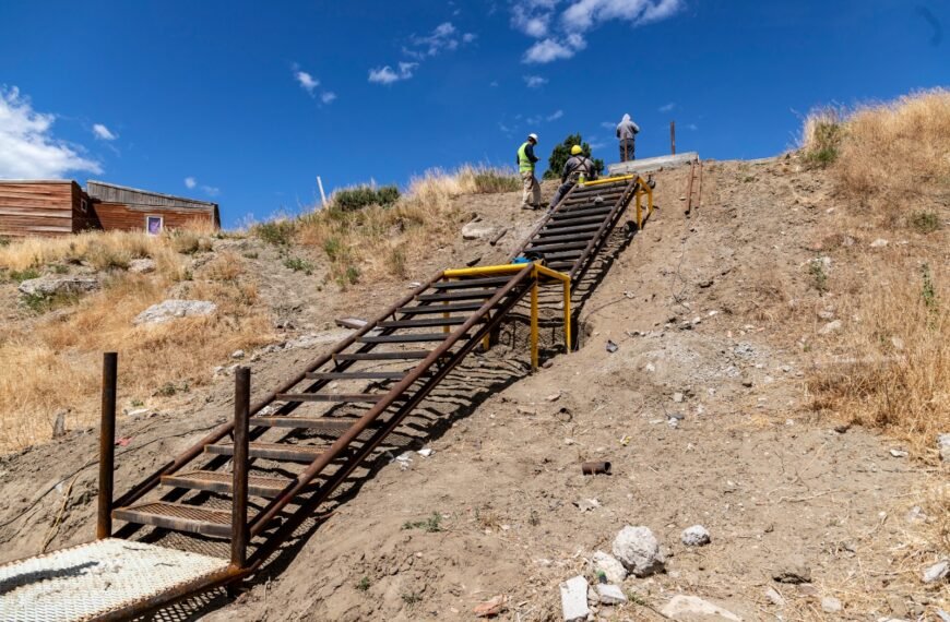Nueva escalera en el 30 de Octubre mejora la accesibilidad para los vecinos