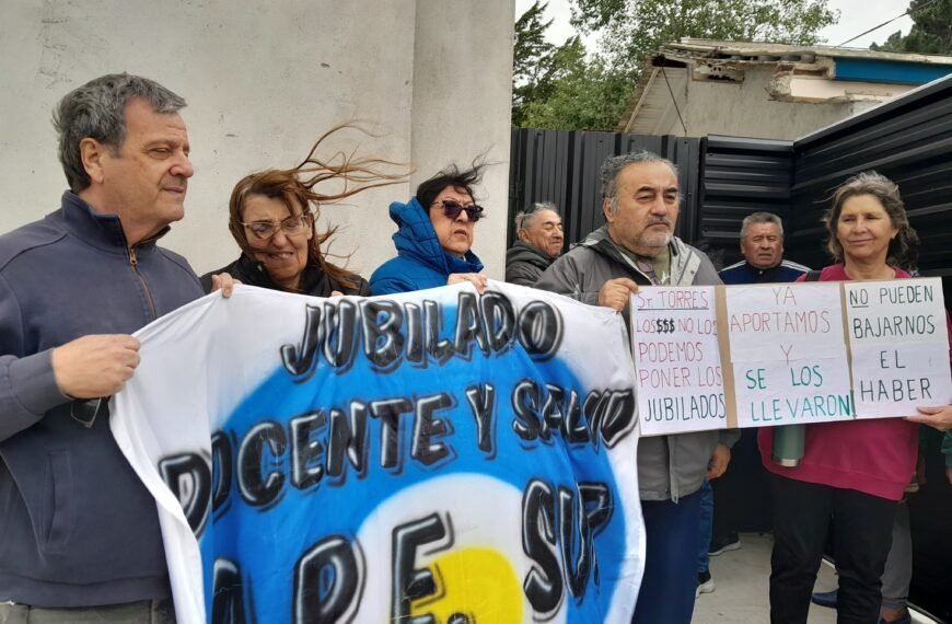 Jubilados se movilizaron en la sede de Seros por el aumento de aportes y servicios deficitarios