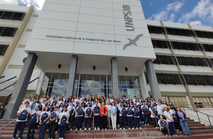 La UNPSJB entrega mochilas técnicas a estudiantes de Enfermería