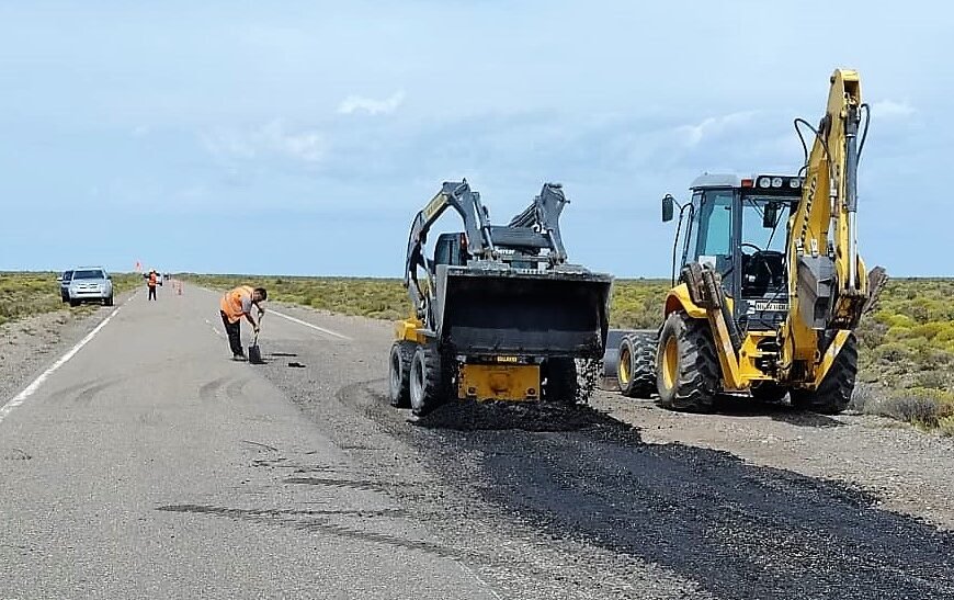 Mejoras en la RN40: trabajos de bacheo en el acceso a Río Mayo