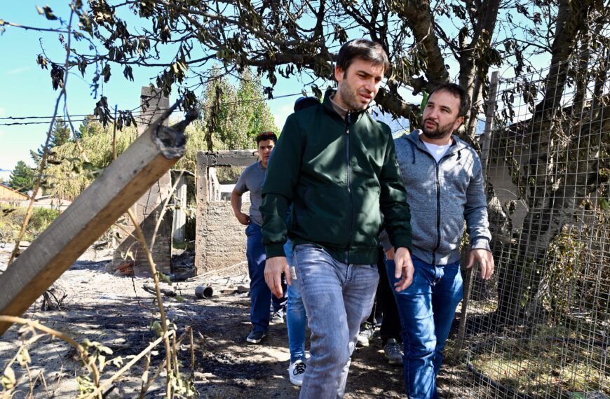 Torres aseguró que «la zona urbana de Epuyén ya no corre peligro» y destacó el trabajo de «los más de 300 brigadistas y voluntarios»