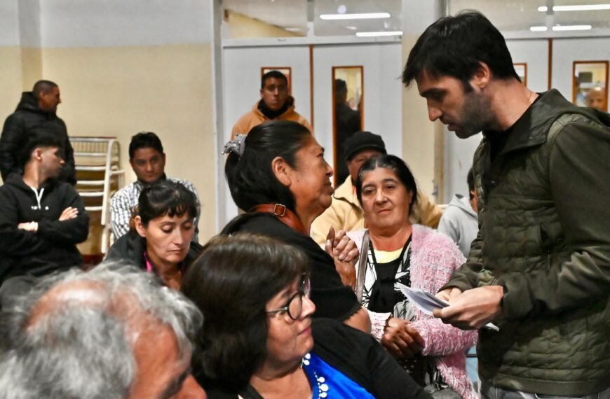 Torres se reunió con las familias afectadas por el incendio en Epuyén y anunció importantes medidas de asistencia económica