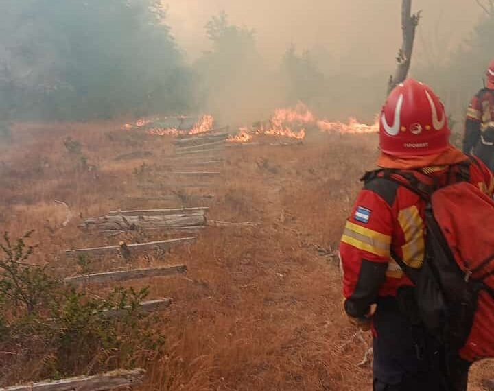 Continúan los operativos para sofocar los incendios en la cordillera