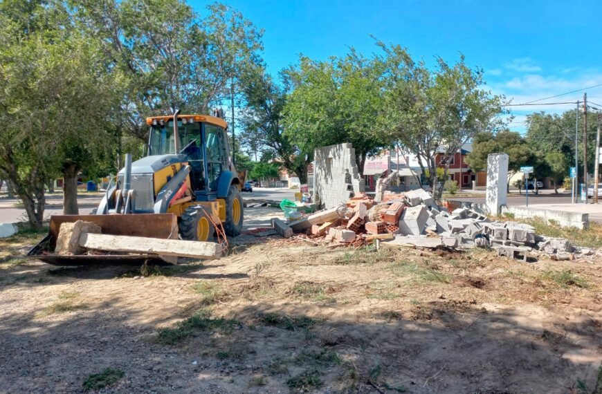 Demolieron un puesto construido en forma clandestina en un espacio público del barrio Juan XXIII